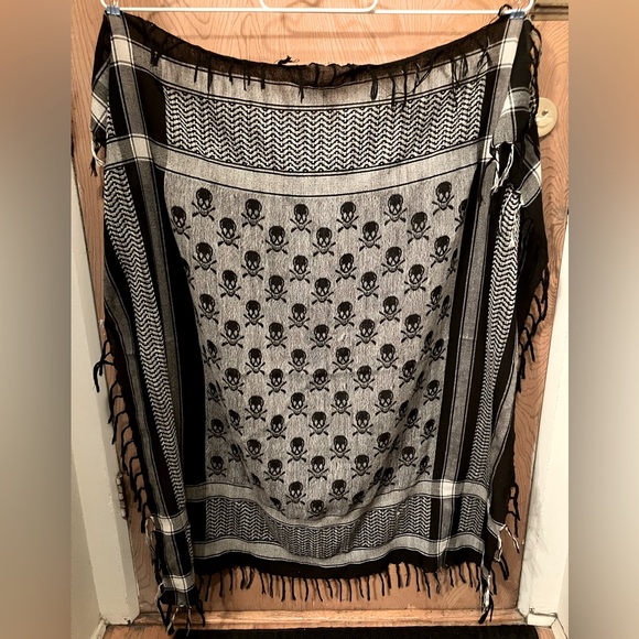 Large black and white skull scarf 💀 - Picture 2 of 2